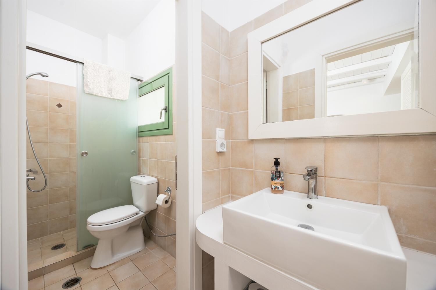 Une salle de bain avec des toilettes, une douche et un lavabo.