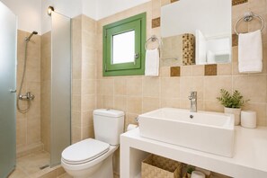 Ducha, secador de pelo y toallas