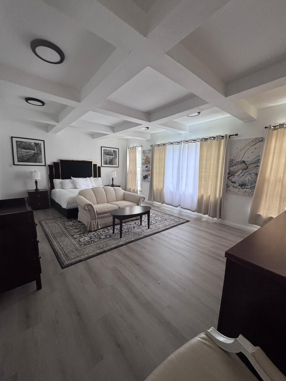 10 habitaciones, escritorio y tabla de planchar con plancha 