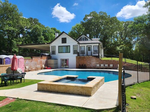 Spacious 10- Bedroom House Vibrant Memphis With Pool