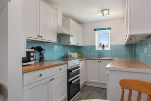 Geladeira, micro-ondas, fogão, torradeira