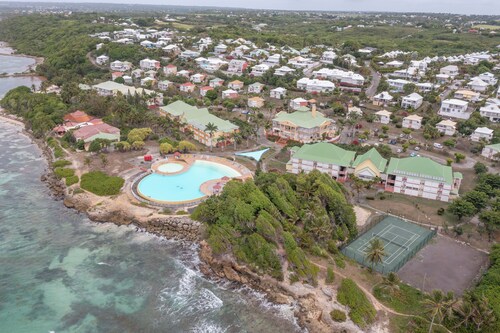 La Désirade, Air-conditioned bedroom in a private estate with beach access & pool