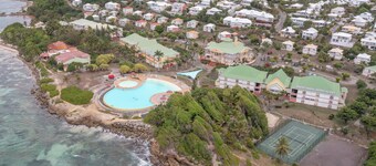 La Désirade, Air-conditioned bedroom in a private estate with beach access & pool