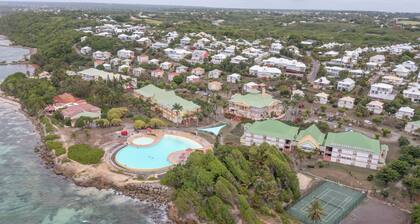 La Désirade, Air-conditioned bedroom in a private estate with beach access & pool