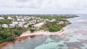 A coastal resort with beachfront villas, lush greenery, and clear turquoise waters. - La Désirade, Air-conditioned bedroom in a private estate with beach access & pool (Saint François)