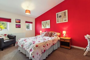 3 bedrooms, travel cot, free WiFi, bed sheets