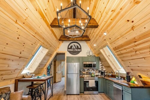 Blueridge Mountain A Frame with XL Hot Tub and mountain views