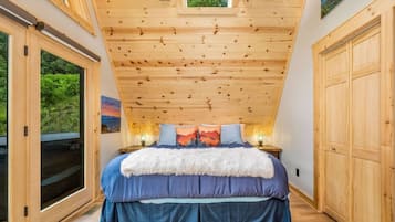 1 bedroom, desk, travel cot, free WiFi