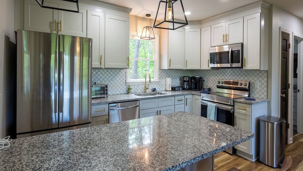 Coffee/tea maker, fridge, microwave, oven - Modern Cabin, Close to Dahlonega & Wineries, View, Hot Tub, Pet Friendly (Dahlonega)