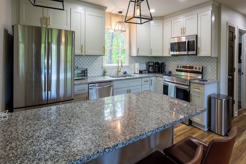 Modern Cabin, Close to Dahlonega & Wineries, View, Hot Tub, Pet Friendly