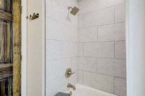 Hair dryer, towels, soap, shampoo - Modern Cabin, Close to Dahlonega & Wineries, View, Hot Tub, Pet Friendly (Dahlonega)