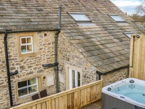 Outdoor spa tub - Fogga Croft (Skipton)