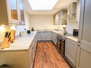 Cookware/dishes/utensils - Fogga Croft (Skipton)