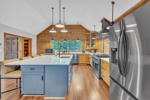 Kjøleskap, mikrobølgeovn, ovn og kokeplater