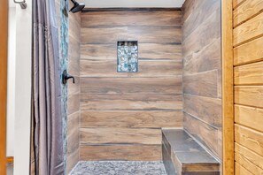 Shower, towels, shampoo - Gorgeous Lakefront Escape - New Renovations! (Mineral)