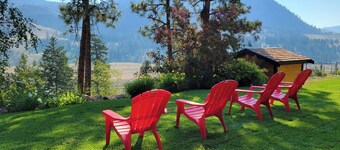 Scenic Golf Course Stay – Close to Big White Ski Resort