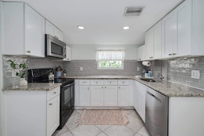 Frigorífic, microones, forn i placa de cuina