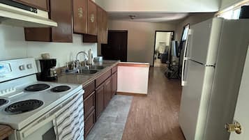 Microondas, horno y placa de cocina