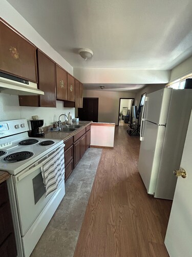 Cozy 1 bedroom apartment across from the airport with WiFi.