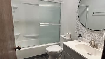 Haartrockner, Handtücher, Seife, Toilettenpapier