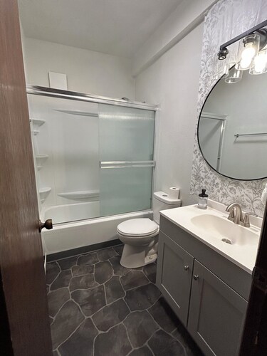 Cozy 1 bedroom apartment across from the airport with WiFi.