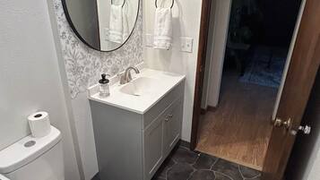 Sèche-cheveux, serviettes fournies, savon, papier toilette