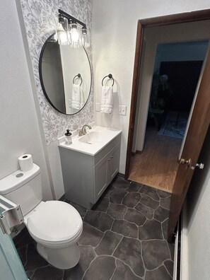 Hårføner, håndklær, såpe og toalettpapir