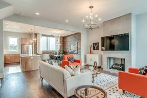 Televisie en een open haard