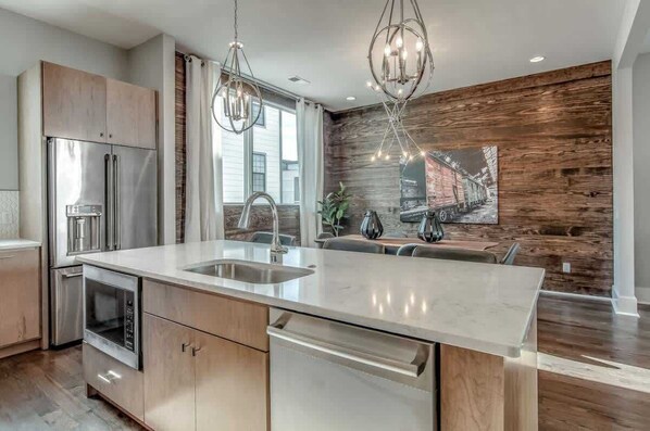 Een koelkast, een microgolfoven, een oven, een kookplaat