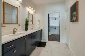 Shower, towels - 7BR Downtown Nashville • Gulch Rooftop Deck (Nashville)