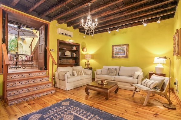TV - Casa Carmen – Historic Holiday Home with Teide and Sea Views in La Matanza de Acentejo (La Matanza de Acentejo)