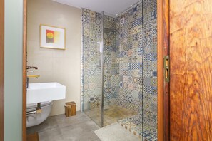 Shower, hair dryer, towels - Casa Carmen – Historic Holiday Home with Teide and Sea Views in La Matanza de Acentejo (La Matanza de Acentejo)