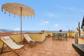 Outdoor dining - Casa Carmen – Historic Holiday Home with Teide and Sea Views in La Matanza de Acentejo (La Matanza de Acentejo)