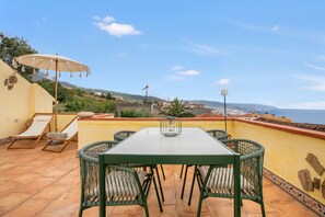 Outdoor dining - Casa Carmen – Historic Holiday Home with Teide and Sea Views in La Matanza de Acentejo (La Matanza de Acentejo)