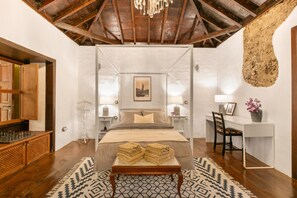 Iron/ironing board, WiFi, bed sheets - Casa Carmen – Historic Holiday Home with Teide and Sea Views in La Matanza de Acentejo (La Matanza de Acentejo)
