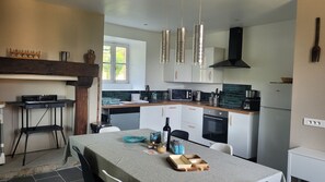 Geladeira, micro-ondas, fogão, cooktop