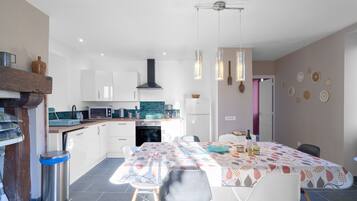 Een koelkast, een magnetron, een oven, een kookplaat