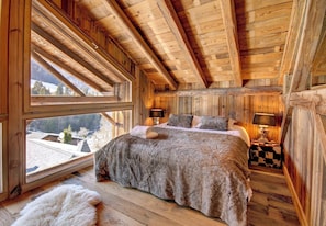 5 bedrooms, iron/ironing board, Internet, bed sheets