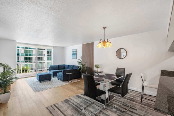 Dining - Enjoy Pool and Stunning City Views in Brickell (Miami)