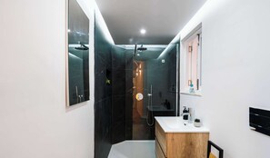 Shower, free toiletries, hair dryer, towels - Chic & Eclectic Valletta Stay (Il-Belt Valletta)