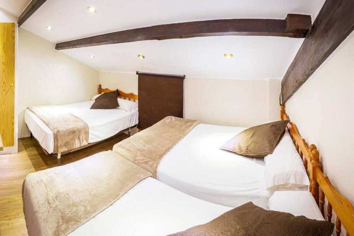 Comfort Triple Room, City View | Bed sheets