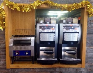 A coffee machine with a manual coffee press and two espresso machines. - Hotel Les Neus (Pas de la Casa)