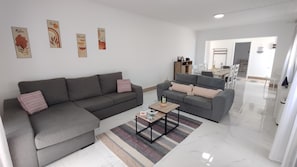 Smart TV, fireplace