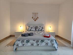 3 chambres, fer et planche à repasser, lit de bébé portatif