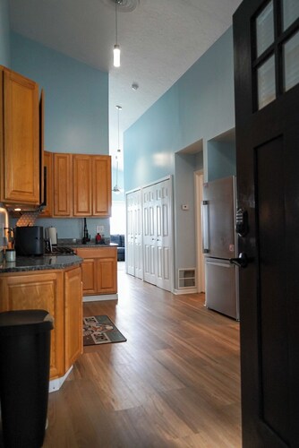 3rd Floor Lakeview 2-Bedroom Penthouse in Geneva U6