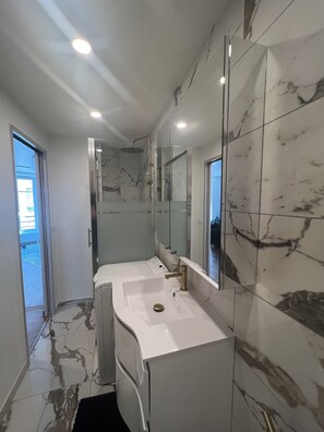 Douche, sèche-cheveux, serviettes fournies, savon
