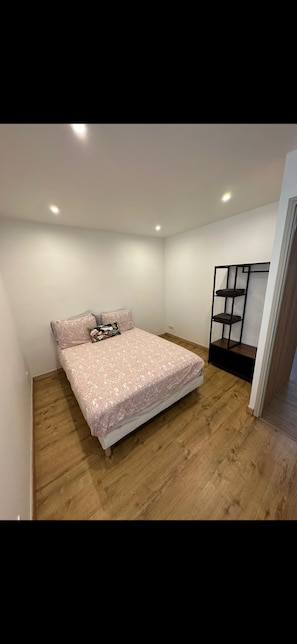 2 chambres, fer et planche à repasser, Wi-Fi, draps fournis