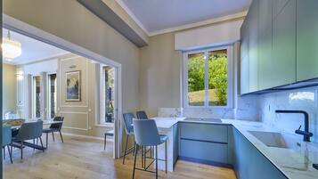 Réfrigérateur, micro-ondes, four, lave-vaisselle