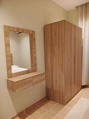 ستائر تعتيم ومكواة/لوح كي وواي فاي مجانًا