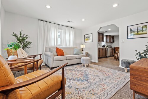 Stylish Comfortable Bluegrass Cottage 7 min to Ark - Fire Pit!